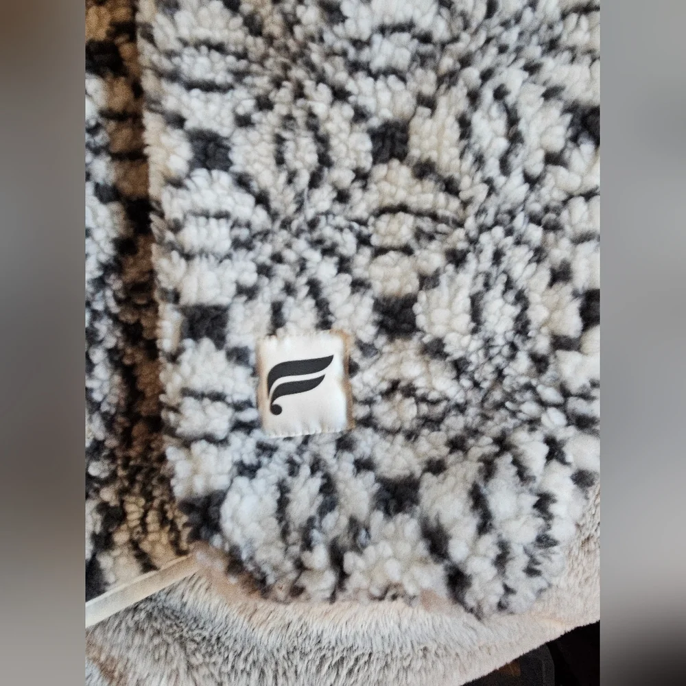 Fabletics tahoe teddy jacket white and gray (Authentic) - Picture 5 of 5